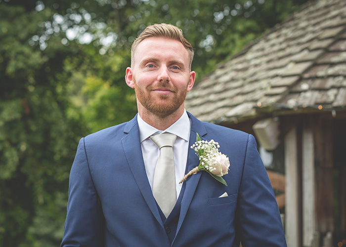 groom at treehouse